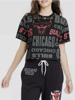 NBA | Short Sleeve Cropped Chicago Bulls Graphic T Shirt Black